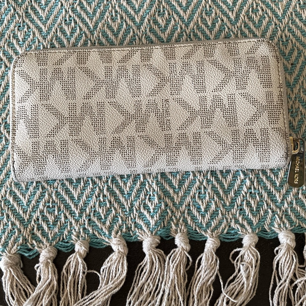 Michael Kors Signature Tote & Wallet Set(White) w/Gold Hardware - Picture 9 of 11